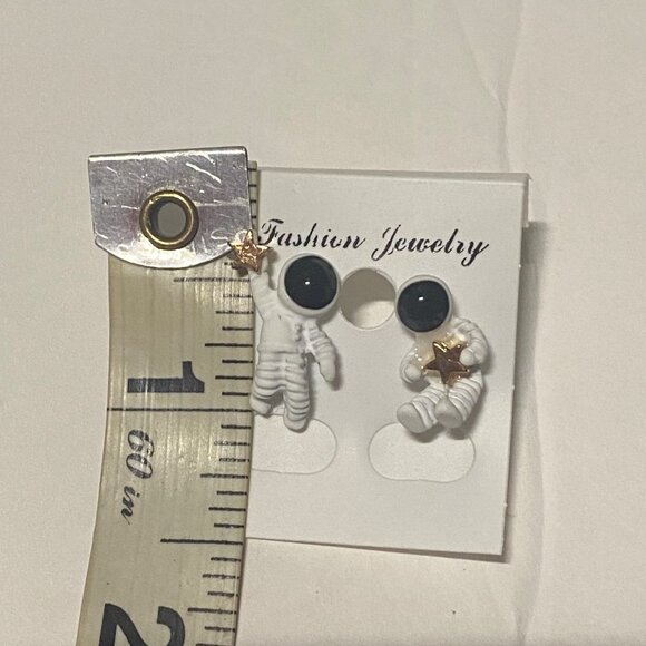 925 Sterling Sliver Asymmetric Astronaut Star Earrings Women’s Stud Spaceman - Picture 5 of 5